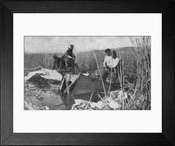 Framed Print : La guerre aerienne en Macedoine Grecque : un avion ennemi Descendu dans... 1916. Creator: Unknown. La guerre aerienne en Macedoine Grecque : un avion ennemi Descendu dans... 1916. Creator: Unknown Framed Print : La guerre aerienne en Macedoine Grecque : un avion ennemi Descendu dans... 1916. Creator: Unknown. La guerre aerienne en Macedoine Grecque : un avion ennemi Descendu dans... 1916. Creator: Unknown