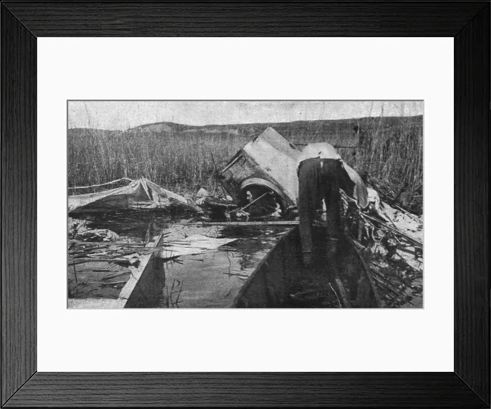 Framed Print : La guerre aerienne en Macedoine Grecque : un avion ennemi Descendu dans le lac... 1916. Creator: Unknown. La guerre aerienne en Macedoine Grecque : un avion ennemi Descendu dans le lac... 1916. Creator: Unknown Framed Print : La guerre aerienne en Macedoine Grecque : un avion ennemi Descendu dans le lac... 1916. Creator: Unknown. La guerre aerienne en Macedoine Grecque : un avion ennemi Descendu dans le lac... 1916. Creator: Unknown
