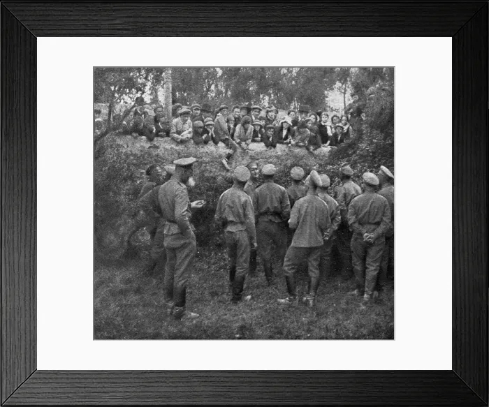 Framed Print : Les Russes en France; les soldats russes et la population marseillaise fraternisent, 1916. Creator: Unknown Framed Print : Les Russes en France; les soldats russes et la population marseillaise fraternisent, 1916. Creator: Unknown