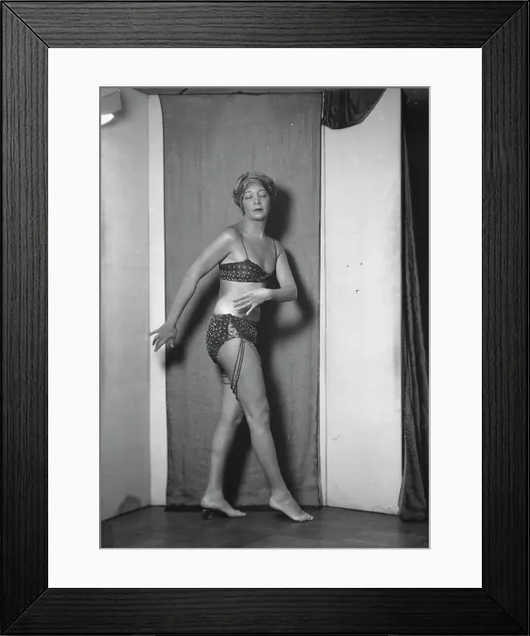 Framed Print : Swiskaya, Countess, between 1917 and 1929. Creator: Arnold Genthe Framed Print : Swiskaya, Countess, between 1917 and 1929. Creator: Arnold Genthe