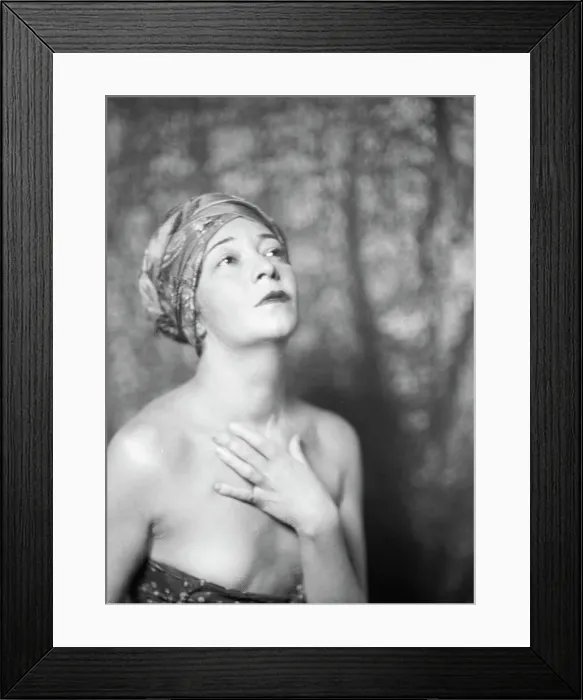 Framed Print : Swiskaya, Countess, portrait photograph, between 1917 and 1929. Creator: Arnold Genthe Framed Print : Swiskaya, Countess, portrait photograph, between 1917 and 1929. Creator: Arnold Genthe