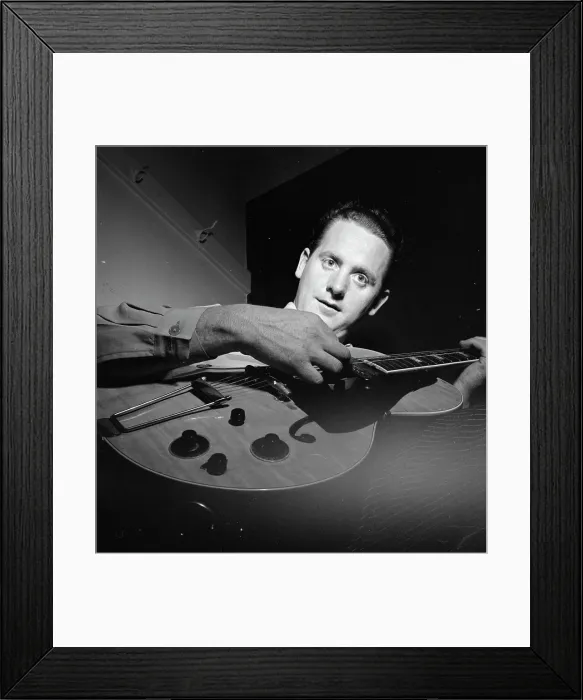 Framed Print : Portrait of Les Paul, New York, N.Y.(?), ca. Jan. 1947. Creator: William Paul Gottlieb Framed Print : Portrait of Les Paul, New York, N.Y.(?), ca. Jan. 1947. Creator: William Paul Gottlieb