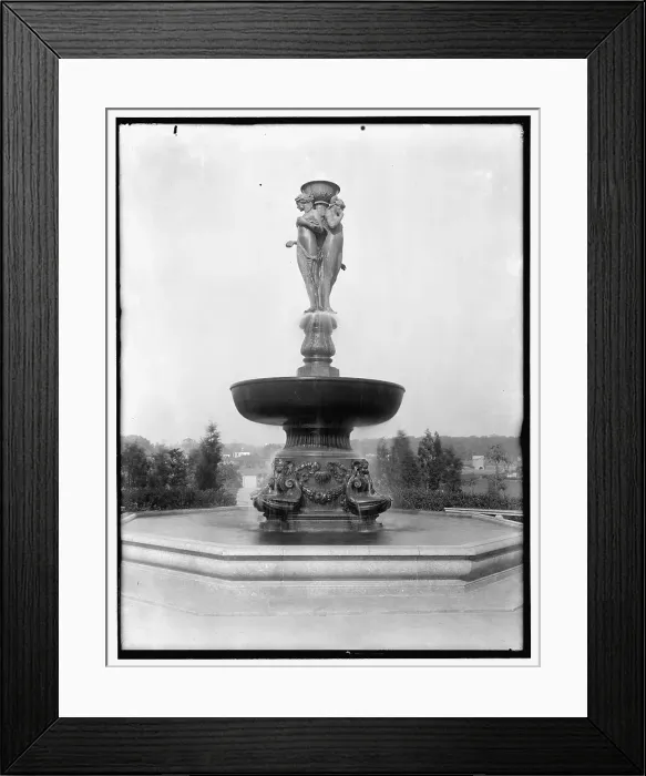 Framed Print : MacMillen fountain, between 1910 and 1920. Creator: Harris & Ewing. MacMillen fountain, between 1910 and 1920. Creator: Harris & Ewing Framed Print : MacMillen fountain, between 1910 and 1920. Creator: Harris & Ewing. MacMillen fountain, between 1910 and 1920. Creator: Harris & Ewing