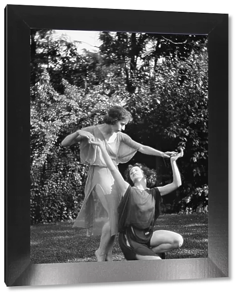 Desha and Leah dancing in Port Washington, 1921 Aug. 21. Creator: Arnold Genthe