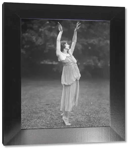 Desha dancing in Port Washington, 1921 Aug. 21. Creator: Arnold Genthe