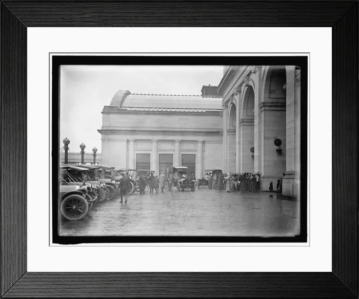 Framed Print : Union Station scene, between 1911 and 1920. Creator: Harris & Ewing. Union Station scene, between 1911 and 1920. Creator: Harris & Ewing Framed Print : Union Station scene, between 1911 and 1920. Creator: Harris & Ewing. Union Station scene, between 1911 and 1920. Creator: Harris & Ewing