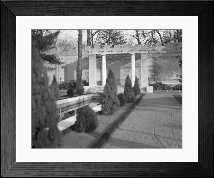 Framed Print : Untermeyer [i.e. Untermyer] garden, 1917 Creator: Arnold Genthe