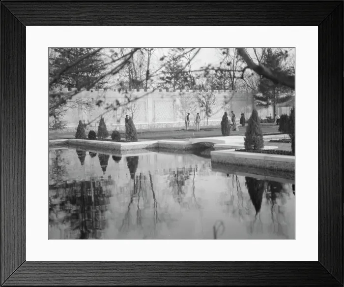 Framed Print : Untermeyer [i.e. Untermyer] garden, 1917 Creator: Arnold Genthe