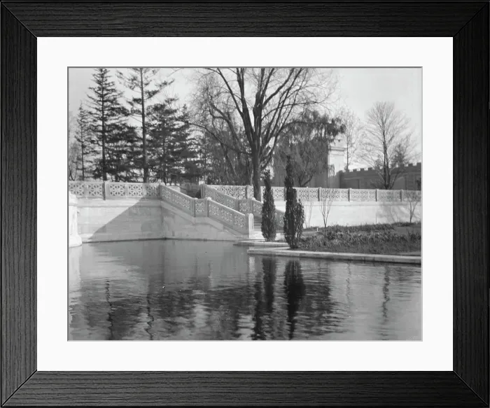 Framed Print : Untermeyer [i.e. Untermyer] garden, 1917 Creator: Arnold Genthe