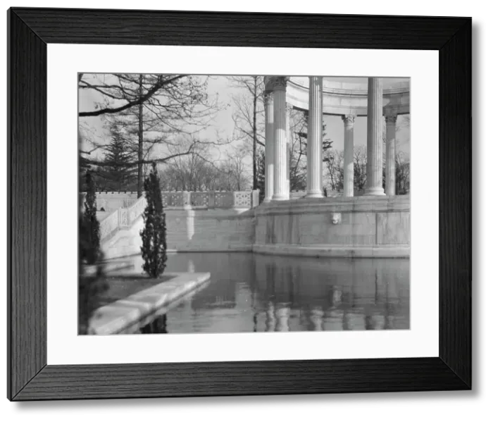Framed Print : Untermeyer [i.e. Untermyer] garden, 1917 Creator: Arnold Genthe