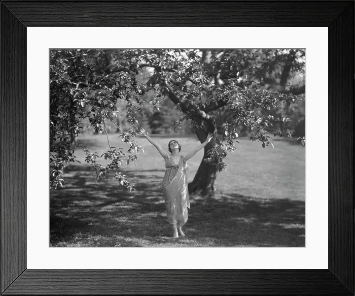 Framed Print : Isadora Duncan dancers, between 1915 and 1923. Creator: Arnold Genthe Framed Print : Isadora Duncan dancers, between 1915 and 1923. Creator: Arnold Genthe