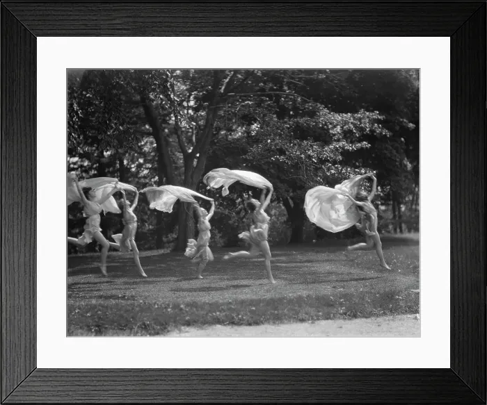 Framed Print : Isadora Duncan dancers, between 1915 and 1923. Creator: Arnold Genthe