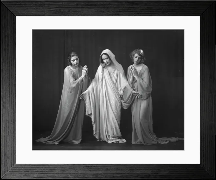 Framed Print : Isadora Duncan dancers, between 1915 and 1923. Creator: Arnold Genthe Framed Print : Isadora Duncan dancers, between 1915 and 1923. Creator: Arnold Genthe