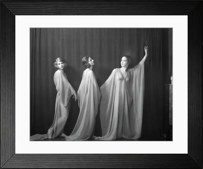 Framed Print : Isadora Duncan dancers, between 1915 and 1923. Creator: Arnold Genthe Framed Print : Isadora Duncan dancers, between 1915 and 1923. Creator: Arnold Genthe