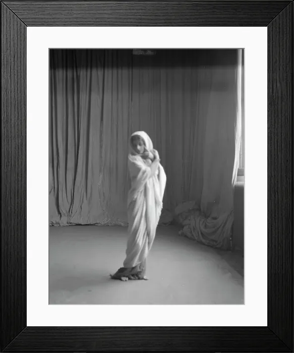 Framed Print : Isadora Duncan dancers, between 1915 and 1923. Creator: Arnold Genthe Framed Print : Isadora Duncan dancers, between 1915 and 1923. Creator: Arnold Genthe