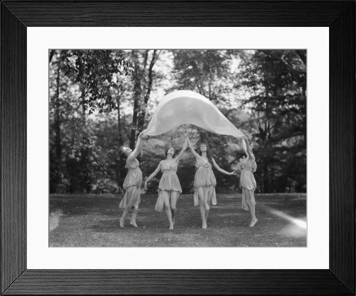 Framed Print : Isadora Duncan dancers, between 1915 and 1923. Creator: Arnold Genthe Framed Print : Isadora Duncan dancers, between 1915 and 1923. Creator: Arnold Genthe