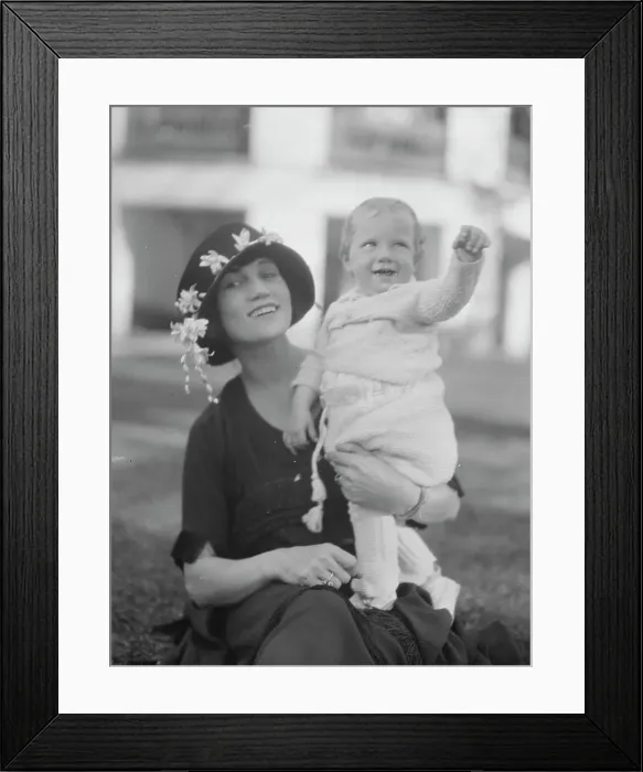 Framed Print : Gilpin, Charles, Mrs. and baby, portrait photograph, 1921 Oct. 23. Creator: Arnold Genthe Framed Print : Gilpin, Charles, Mrs. and baby, portrait photograph, 1921 Oct. 23. Creator: Arnold Genthe