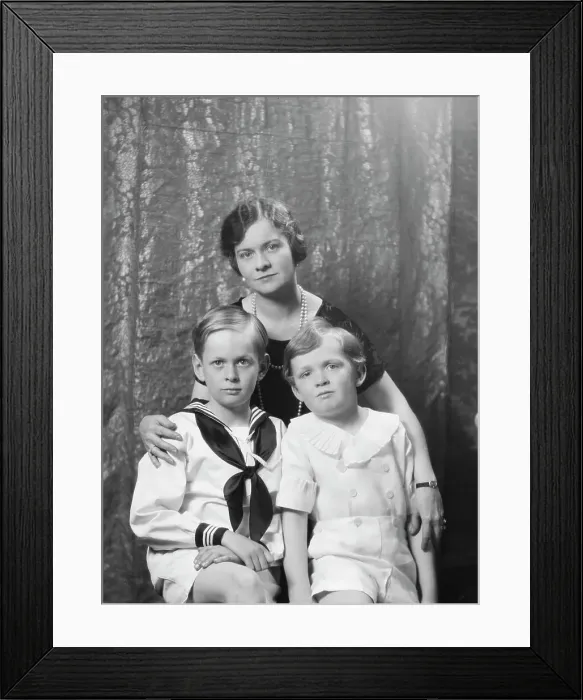 Framed Print : Henderson, H.M. Mrs. and children, portrait photograph, 1928 Creator: Arnold Genthe Framed Print : Henderson, H.M. Mrs. and children, portrait photograph, 1928 Creator: Arnold Genthe