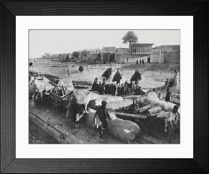 Framed Print : Kut-el-Amara avant les evenements actuels : chargement d'un chaland sur la rive du Tigre, 1916. Creator: Unknown