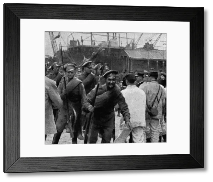 Framed Print : Les Russes en France; distribution de fusils Lebel aux soldats russes, a leur debarquement, 1916. Creator: Unknown Framed Print : Les Russes en France; distribution de fusils Lebel aux soldats russes, a leur debarquement, 1916. Creator: Unknown