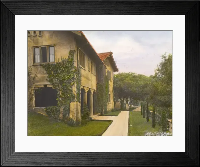 Framed Print : Il Paradiso, Mrs. Dudley Peter Allen house, 1188 Hillcrest Avenue, Oak Knoll, Pasadena, CA, 1917. Creator: Frances Benjamin Johnston. Il Paradiso, Mrs. Dudley Peter Allen house, 1188 Hillcrest Avenue, Oak Knoll, Pasadena, CA, 1917