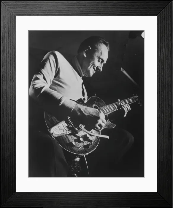 Framed Print : Portrait of Les Paul, Fat Tuesday, New York, N.Y. ca. 1980s. Creator: William Paul Gottlieb Framed Print : Portrait of Les Paul, Fat Tuesday, New York, N.Y. ca. 1980s. Creator: William Paul Gottlieb
