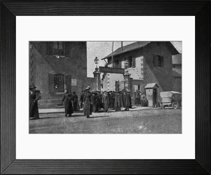 Framed Print : Des femmes dans les casernes; La sortie, 1916. Creator: Unknown Framed Print : Des femmes dans les casernes; La sortie, 1916. Creator: Unknown