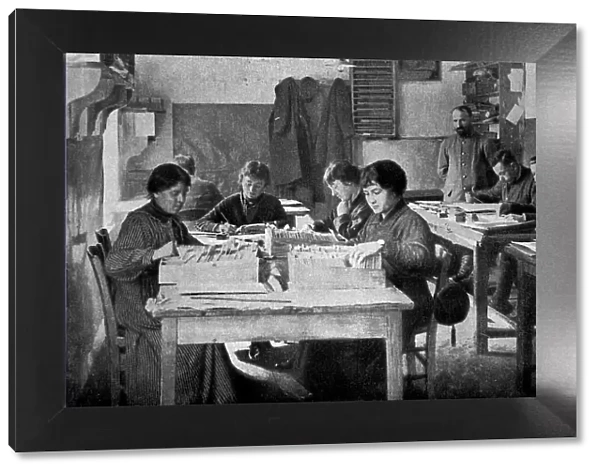 Des femmes dans les casernes; Au bureau de la mobilisation : le classement des fiches, 1916. Creator: Unknown