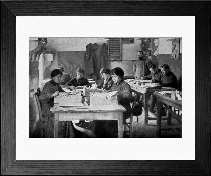 Framed Print : Des femmes dans les casernes; Au bureau de la mobilisation : le classement des fiches, 1916. Creator: Unknown Framed Print : Des femmes dans les casernes; Au bureau de la mobilisation : le classement des fiches, 1916. Creator: Unknown