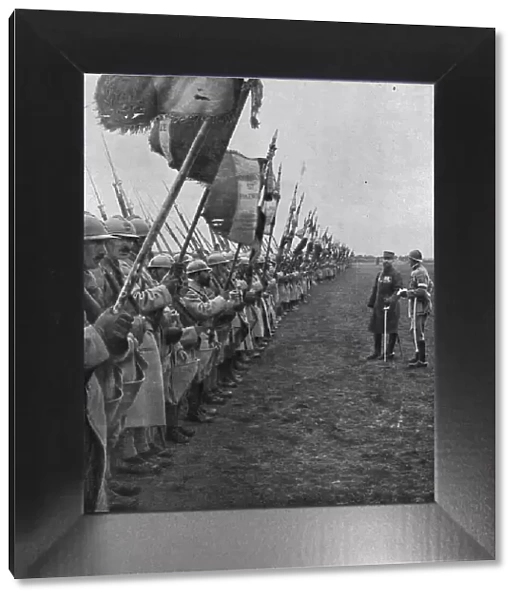 La parade des drapeaux; Le general Gouraud a reuni les drapeaux de tous les regiments... 1916. Creator: Unknown