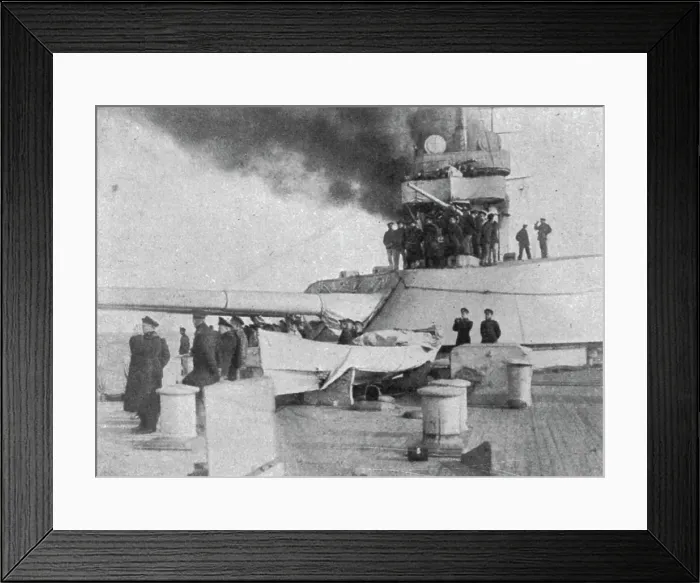 Framed Print : Le nouveau superdreadnought Imperatrice-Marie'; Les officiers observent les effets... 1915. Creator: Unknown. Le nouveau superdreadnought Imperatrice-Marie'; Les officiers observent les effets... 1915. Creator: Unknown Framed Print : Le nouveau superdreadnought Imperatrice-Marie'; Les officiers observent les effets... 1915. Creator: Unknown. Le nouveau superdreadnought Imperatrice-Marie'; Les officiers observent les effets... 1915. Creator: Unknown