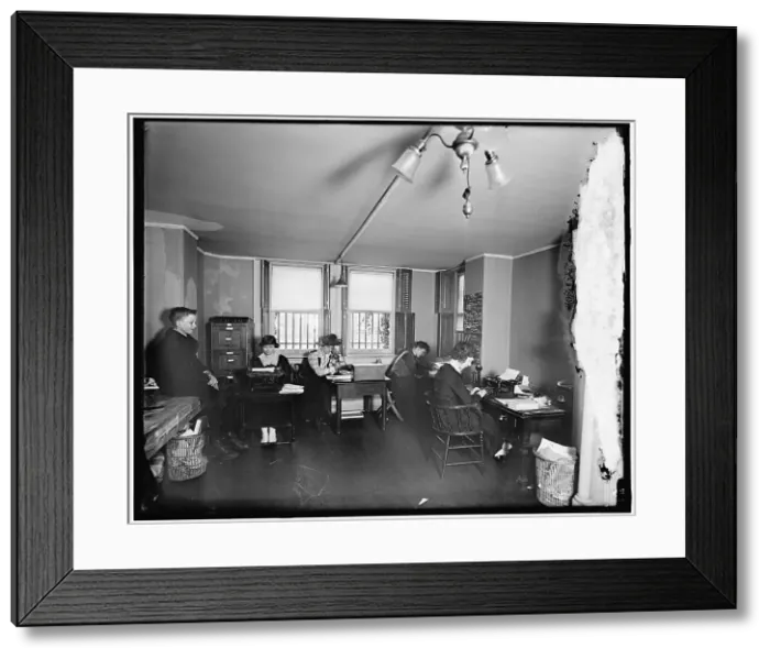 Framed Print : National Woman's Party Int, between 1910 and 1920. Creator: Harris & Ewing. National Woman's Party Int, between 1910 and 1920. Creator: Harris & Ewing Framed Print : National Woman's Party Int, between 1910 and 1920. Creator: Harris & Ewing. National Woman's Party Int, between 1910 and 1920. Creator: Harris & Ewing