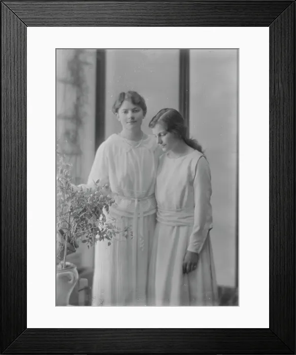 Framed Print : Mrs. Harris Stoehr and daughter, portrait photograph, 1918 June 3. Creator: Arnold Genthe Framed Print : Mrs. Harris Stoehr and daughter, portrait photograph, 1918 June 3. Creator: Arnold Genthe