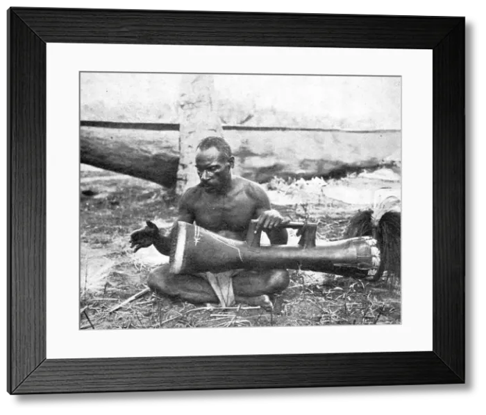 Framed Print : Indigene (Musicien) de la nouvelle-Guinee britannique; Les Terres Du Pacifique, 1914. Creator: Unknown Framed Print : Indigene (Musicien) de la nouvelle-Guinee britannique; Les Terres Du Pacifique, 1914. Creator: Unknown