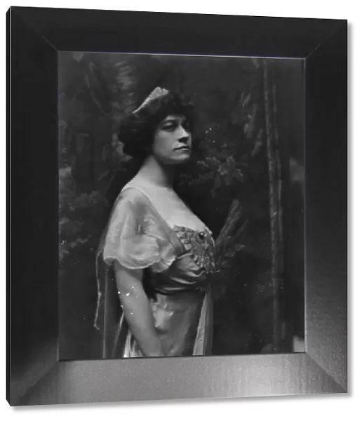 Deyo, Ruth, Miss, portrait photograph, 1913. Creator: Arnold Genthe