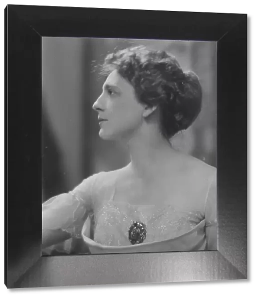 Dodge, D. Miss, portrait photograph, 1916. Creator: Arnold Genthe