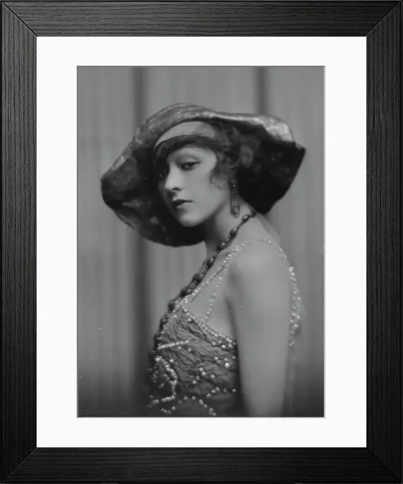 Framed Print : Dolly sister, portrait photograph, 1916. Creator: Arnold Genthe Framed Print : Dolly sister, portrait photograph, 1916. Creator: Arnold Genthe