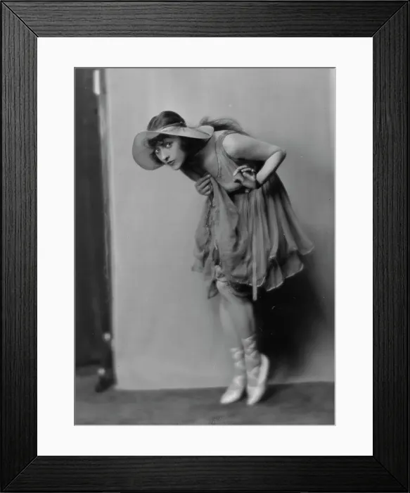 Framed Print : Dolly sister, portrait photograph, 1916. Creator: Arnold Genthe Framed Print : Dolly sister, portrait photograph, 1916. Creator: Arnold Genthe