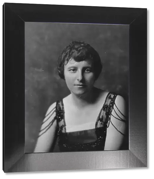 Mrs. E.R. Tinker, portrait photograph, 1917 Dec. 8. Creator: Arnold Genthe