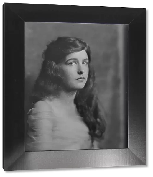 Duvall, Miss, portrait photograph, 1916. Creator: Arnold Genthe