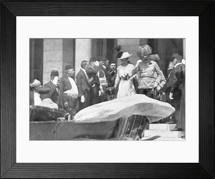 Framed Print : Sarajevo, Apres le premier attentat: le couple princier quitte l'hotel de ville, 1914. Creator: Walter Tausch Framed Print : Sarajevo, Apres le premier attentat: le couple princier quitte l'hotel de ville, 1914. Creator: Walter Tausch