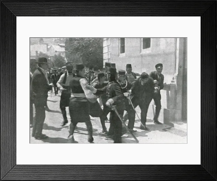 Framed Print : Sarajevo, La drame accompli, la force publique et la foule se ruent ensemble sur l'assassin, 1914. Creator: Walter Tausch Framed Print : Sarajevo, La drame accompli, la force publique et la foule se ruent ensemble sur l'assassin, 1914. Creator: Walter Tausch