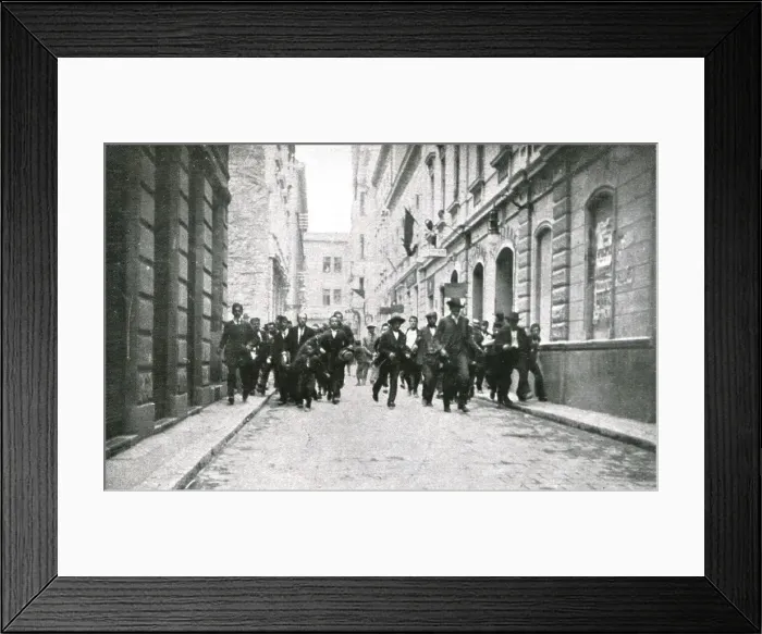 Framed Print : Sarajevo, Des bandes tumultueuses de Croates parcourent les rues, 1914. Creator: Ossko Framed Print : Sarajevo, Des bandes tumultueuses de Croates parcourent les rues, 1914. Creator: Ossko