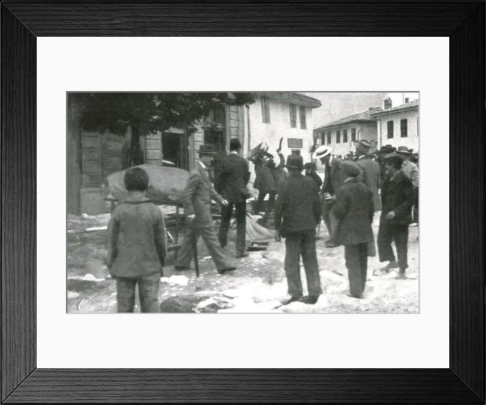 Framed Print : Sarajevo, Les maisons et magasins serbes sont saccages, 1914. Creator: Walter Tausch Framed Print : Sarajevo, Les maisons et magasins serbes sont saccages, 1914. Creator: Walter Tausch