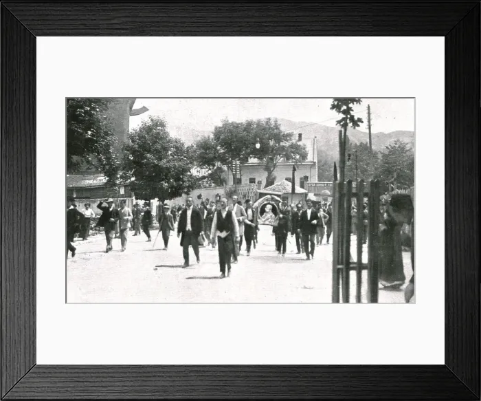 Framed Print : Sarajevo, D'autres manifestants promenent un portrait de Francois-Joseph, 1914. Creator: Walter Tausch Framed Print : Sarajevo, D'autres manifestants promenent un portrait de Francois-Joseph, 1914. Creator: Walter Tausch