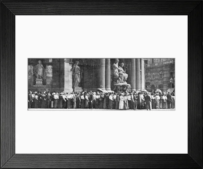 Framed Print : Les Funerailles a La Hofburg; La foule est admise a defiler devant la catafalque, 1914. Creator: Unknown Framed Print : Les Funerailles a La Hofburg; La foule est admise a defiler devant la catafalque, 1914. Creator: Unknown