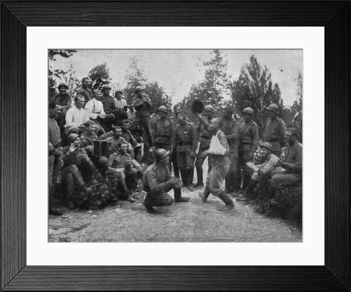 Framed Print : Les debuts des troupes Russes sur le front Francais de Champagne; Un blesse leger, 1916. Creator: Unknown Framed Print : Les debuts des troupes Russes sur le front Francais de Champagne; Un blesse leger, 1916. Creator: Unknown