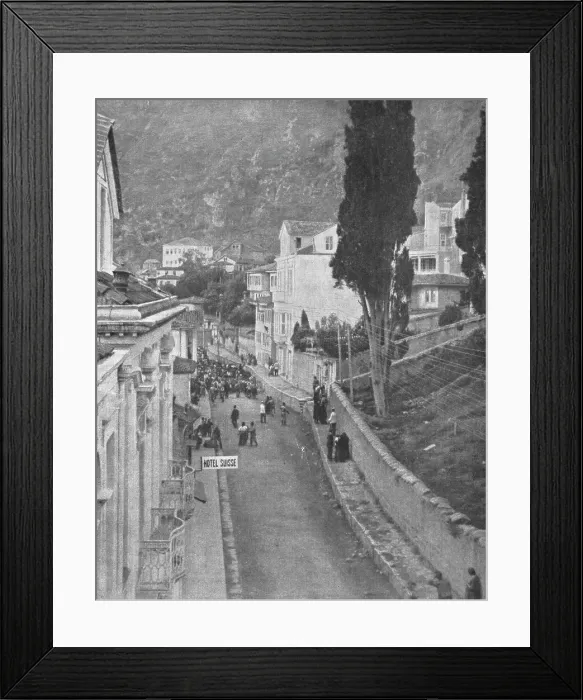 Framed Print : La Chasse aux Armeniens dans les rues de Trebizonde, 1916. Creator: Unknown Framed Print : La Chasse aux Armeniens dans les rues de Trebizonde, 1916. Creator: Unknown