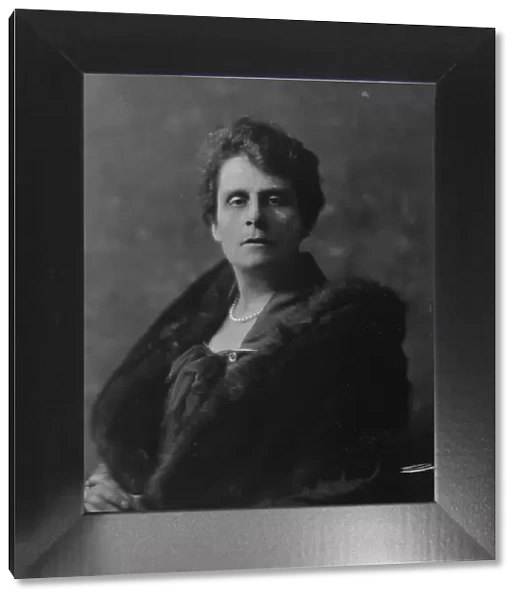 Edey, Fred, Mrs. portrait photograph, 1916. Creator: Arnold Genthe