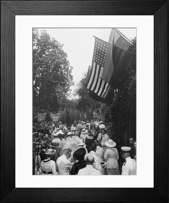 Framed Print : Mount Vernon - Tomb of Washington, 24 June 1917. Creator: Harris & Ewing. Mount Vernon - Tomb of Washington, 24 June 1917. Creator: Harris & Ewing Framed Print : Mount Vernon - Tomb of Washington, 24 June 1917. Creator: Harris & Ewing. Mount Vernon - Tomb of Washington, 24 June 1917. Creator: Harris & Ewing